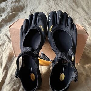 Vibram V-soul women’s five finger barefoot shoes black 41 (8.5-9)